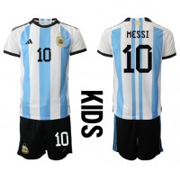 Camiseta Argentina Lionel Messi #10 Primera Equipación para niños Mundial 2022 manga corta (+ pantalones cortos)